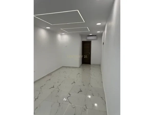 Tirane, jepet me qera dyqan Kati 1, 31 m² 400 € (Prane Ambasades Amerikane)