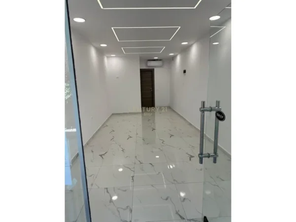 Tirane, jepet me qera dyqan Kati 1, 31 m² 400 € (Prane Ambasades Amerikane)