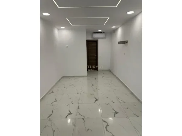 Tirane, jepet me qera dyqan Kati 1, 31 m² 400 € (Prane Ambasades Amerikane)