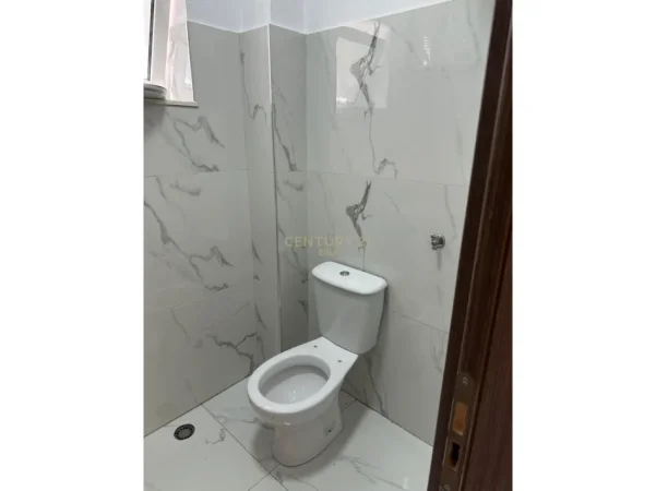 Tirane, jepet me qera dyqan Kati 1, 31 m² 400 € (Prane Ambasades Amerikane)