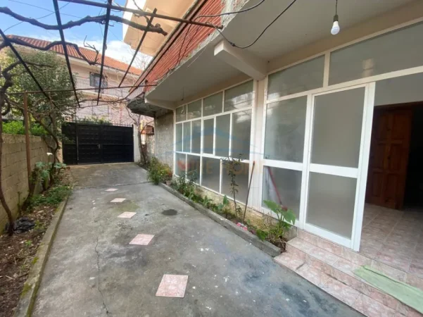 Tirane, jepet me qera apartament 3+1 Kati 1, 120 m² 430 € 