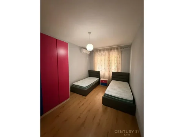 Tirane, shitet apartament 2+1+Ballkon Kati 3, 103 m² 285.000 € (Komuna e Parisit)