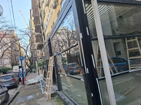 Tirane, Tenda me 3 xhama te levizshem