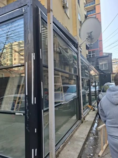 Tirane, Tenda me 3 xhama te levizshem