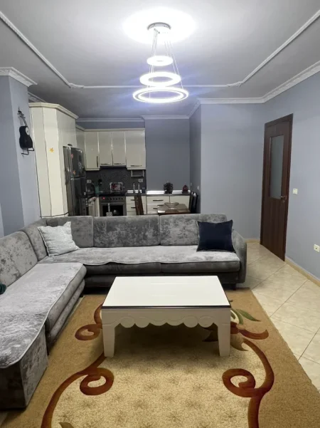 Tirane, jepet me qera 1+1 Kati 4, 60 m² 500 € (Rruga Jordan Misja)