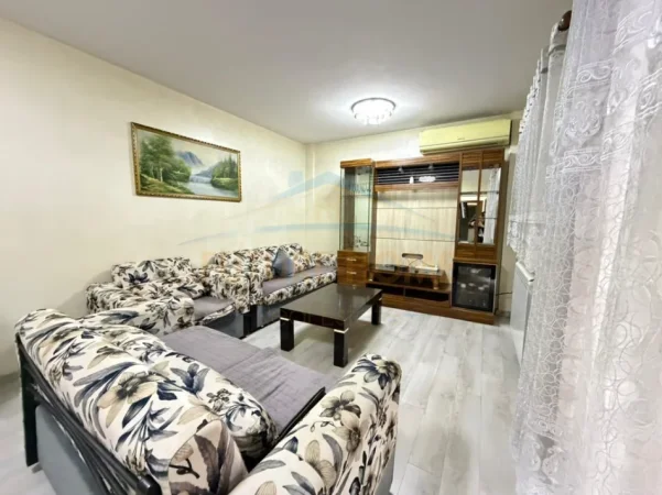Tirane, jepet me qera apartament 2+1 Kati 1, 95 m² 450 € (Kthesa Kamzes)