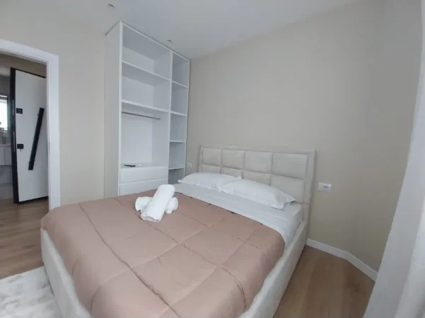 Tirane, jepet me qera garsonier 1+1 Kati 7, 70 m² 1.200 € (Bulevardi Zogu I)