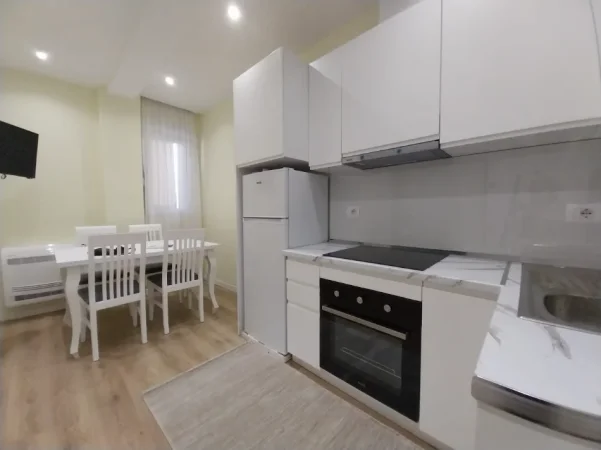 Tirane, jepet me qera garsonier 1+1 Kati 7, 70 m² 1.200 € (Bulevardi Zogu I)