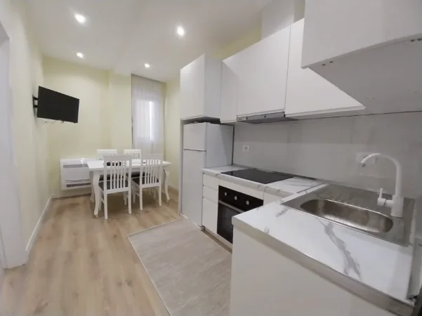 Tirane, jepet me qera garsonier 1+1 Kati 7, 70 m² 1.200 € (Bulevardi Zogu I)