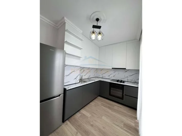 Tirane, jepet me qera apartament 2+1 Kati 4, 108 m² 500 € (Univers City)