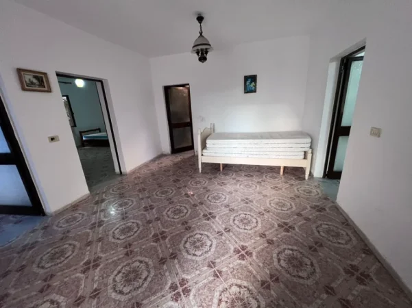 Tirane, jepet me qera apartament 2+1 Kati 1 post parkimi, 110 m² 450 € (Ish Parku i Autobuzave)