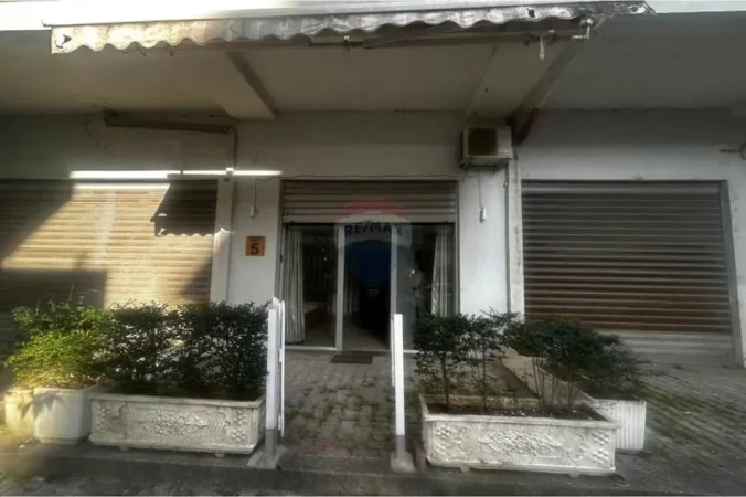 Vlore, shitet dyqan Kati 0, 29 m² 75.000 € (Lungomare, Vlorë)