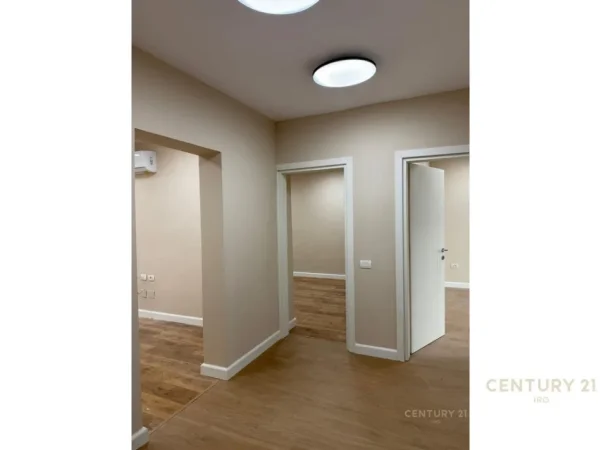 Tirane, jepet me qera apartament 2+1 Kati 2, 109 m² 750 € (Shkolla Petro Nini)