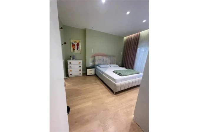 Tirane, jepet me qera apartament 2+1+Aneks+Ballkon Kati 1, 1.000 m² 725 € (Vila Gold)