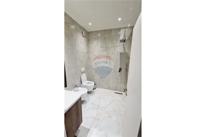 Tirane, jepet me qera apartament 2+1+Aneks+Ballkon Kati 1, 1.000 m² 725 € (Vila Gold)