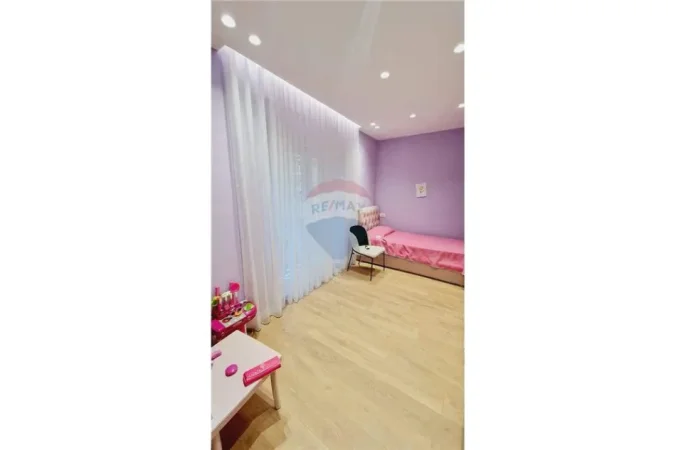 Tirane, jepet me qera apartament 2+1+Aneks+Ballkon Kati 1, 1.000 m² 725 € (Vila Gold)