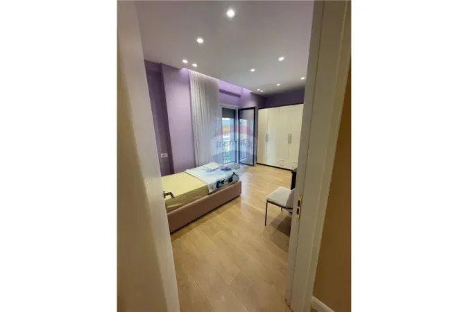 Tirane, jepet me qera apartament 2+1+Aneks+Ballkon Kati 1, 1.000 m² 725 € (Vila Gold)