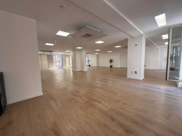 Tirane, jepet me qera zyre Kati 2, 600 m² 11.000 € (Hilton, Kompleksi Deliorgji)