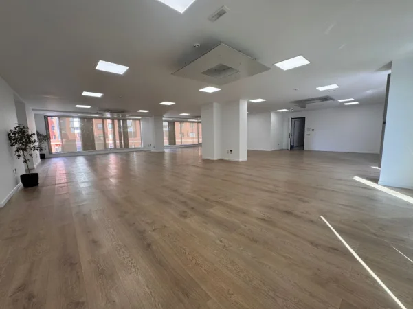 Tirane, jepet me qera zyre Kati 2, 600 m² 11.000 € (Hilton, Kompleksi Deliorgji)