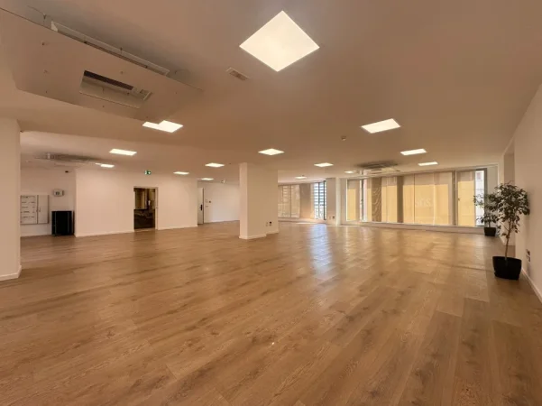 Tirane, jepet me qera zyre Kati 2, 600 m² 11.000 € (Hilton, Kompleksi Deliorgji)