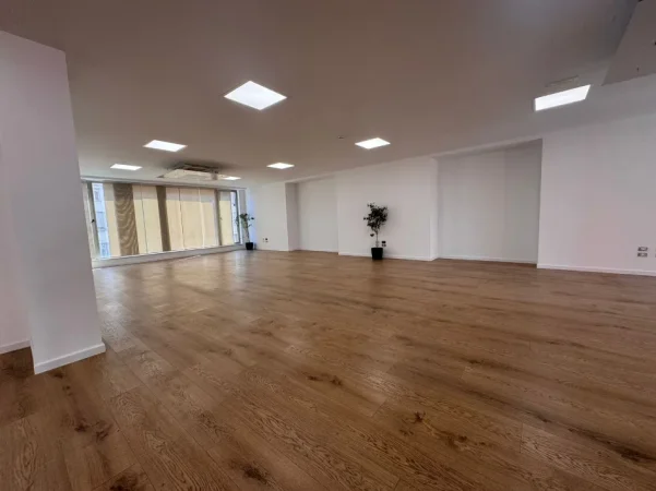 Tirane, jepet me qera zyre Kati 2, 600 m² 11.000 € (Hilton, Kompleksi Deliorgji)