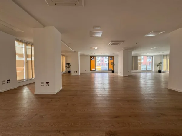 Tirane, jepet me qera zyre Kati 2, 600 m² 11.000 € (Hilton, Kompleksi Deliorgji)