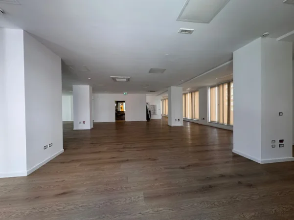 Tirane, jepet me qera zyre Kati 2, 600 m² 11.000 € (Hilton, Kompleksi Deliorgji)
