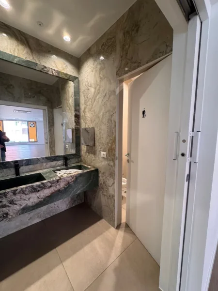 Tirane, jepet me qera zyre Kati 2, 600 m² 11.000 € (Hilton, Kompleksi Deliorgji)