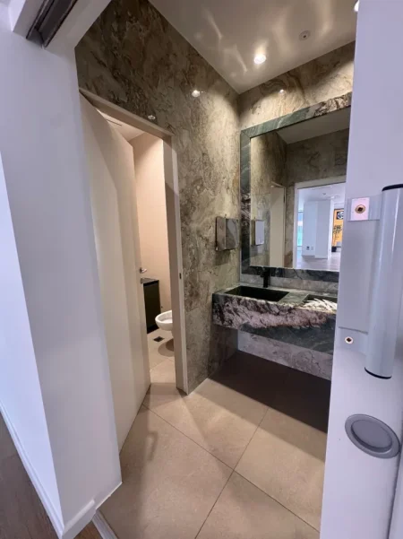 Tirane, jepet me qera zyre Kati 2, 600 m² 11.000 € (Hilton, Kompleksi Deliorgji)