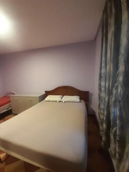 Tirane, jepet me qera Apartament 1+1 Kati 1, Mobiluar, 40.000 Leke te Reja, (Pranë Fakultetit të Mjeksisë, Rruga Dibrës, Tiranë.)