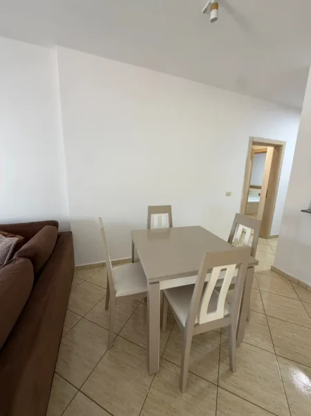 Durres, jepet me qera apartament 2+1+Aneks+Ballkon , 110 m² 400 € (Rruga Sefer Efendiu)