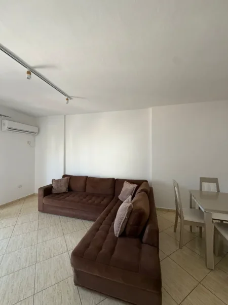 Durres, jepet me qera apartament 2+1+Aneks+Ballkon , 110 m² 400 € (Rruga Sefer Efendiu)
