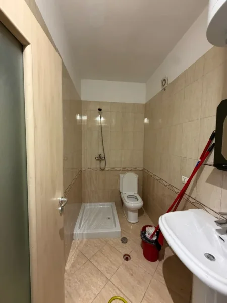 Durres, jepet me qera apartament 2+1+Aneks+Ballkon , 110 m² 400 € (Rruga Sefer Efendiu)