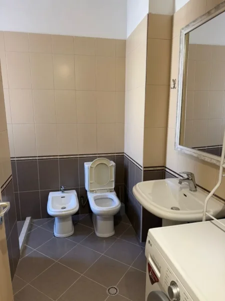 Durres, jepet me qera apartament 2+1+Aneks+Ballkon , 110 m² 400 € (Rruga Sefer Efendiu)