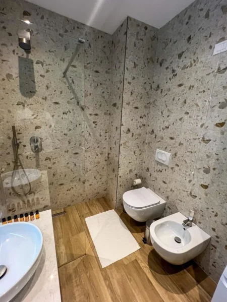 Tirane, jepet me qera apartament 1+1 Kati 4, 60 m² 1.500 € (Liqeni i Thate.)