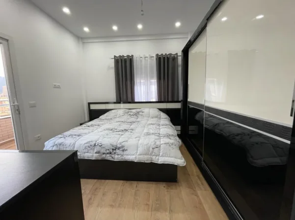 Tirane, jepet me qera 2+1 Kati 12, 70 m² 850 € (Komuna e Parisit)