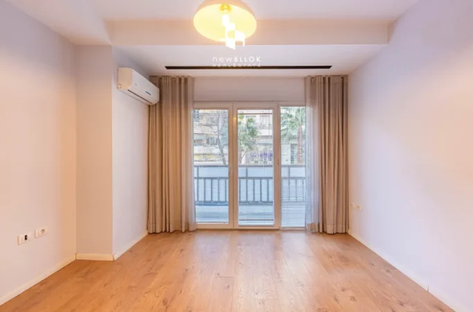 Jepet me qera zyre Luksoze E kompletuar 160 m2 ne BLLOK , Tek Vesa Center , Rruge Kryesore me fasade supet te gjere - 2,100 Euro/Muaj (NETO)