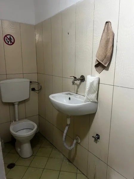 Durres, jepet me qera ambjent biznesi Kati 0, 200 m² 700 € (Qendra Tregtare Galaktik)