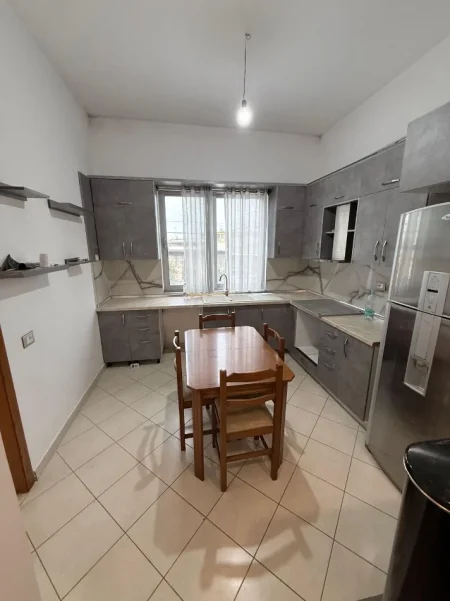 Durres, jepet me qera apartament 3+1 Kati 2, 100 m² 350 € (Shkozet)