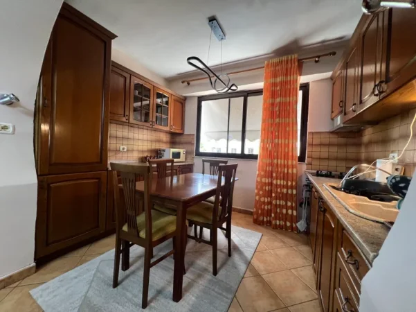 Tirane, jepet me qera apartament 2+1+Ballkon Kati 3, 80 m² 650 € 