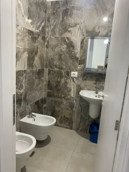 Tirane, jepet me qera apartament 1+1 Kati 5, 65 m² 400 € (Univers City, Tiranë)