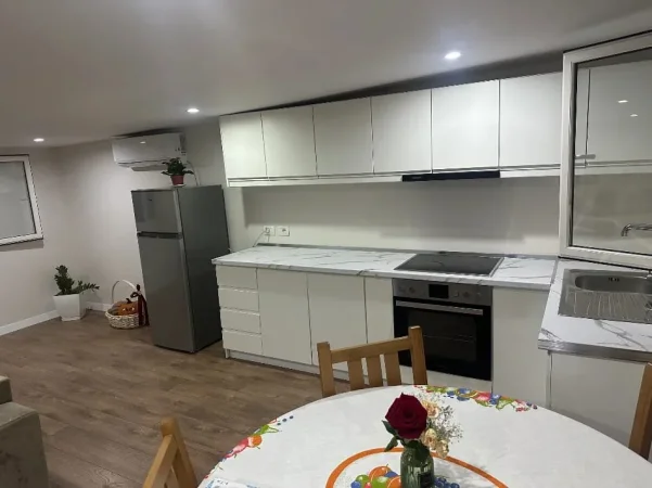 Tirane, jepet me qera apartament 1+1+Ballkon Kati 4, 65 m² 400 € 