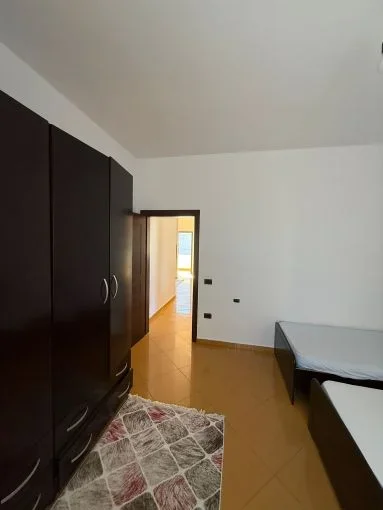 Tirane, jepet me qera apartament 1+1 Kati 3, 70 m² 450 € (ish fusha e aviacionit)