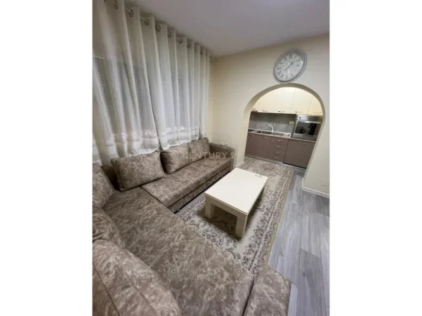 Tirane, jepet me qera apartament 1+1 , 60 m² 600 € (Myslym Shyri)