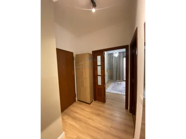 Tirane, jepet me qera apartament 1+1 Kati 5, 98 m² 1.000 € (Galeria prane rruges se Barrikadave)