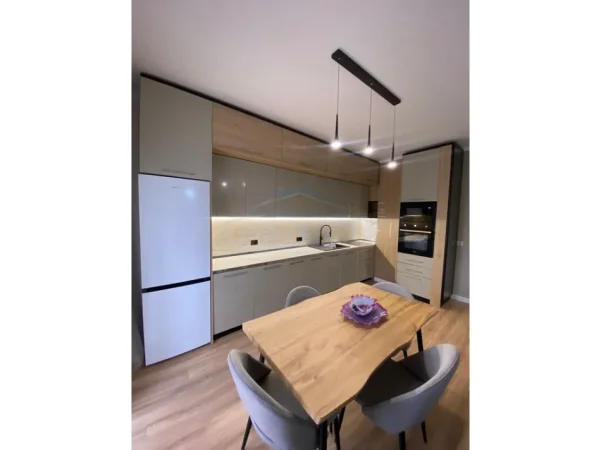 Tirane, jepet me qera apartament 1+1 Kati 5, 98 m² 1.000 € (Galeria prane rruges se Barrikadave)