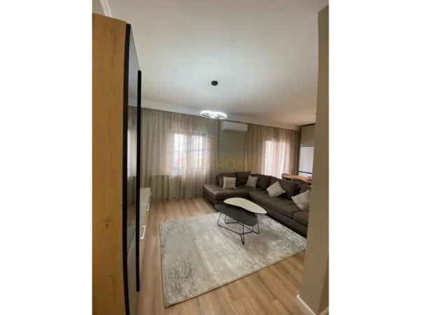 Tirane, jepet me qera apartament 1+1 Kati 5, 98 m² 1.000 € (Galeria prane rruges se Barrikadave)