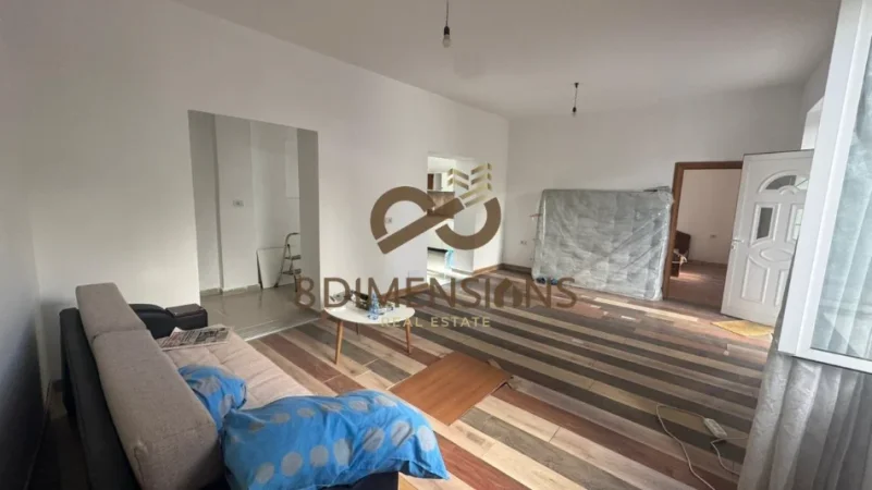 Tirane, jepet me qera shtepi 1+1 Kati 1, 147 m² 500 € (rruga e b arrikadave)