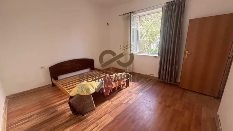 Tirane, jepet me qera shtepi 1+1 Kati 1, 147 m² 500 € (rruga e b arrikadave)