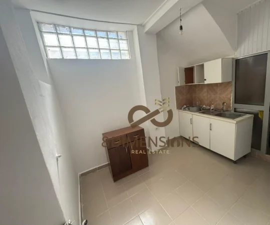 Tirane, jepet me qera shtepi 1+1 Kati 1, 147 m² 500 € (rruga e b arrikadave)